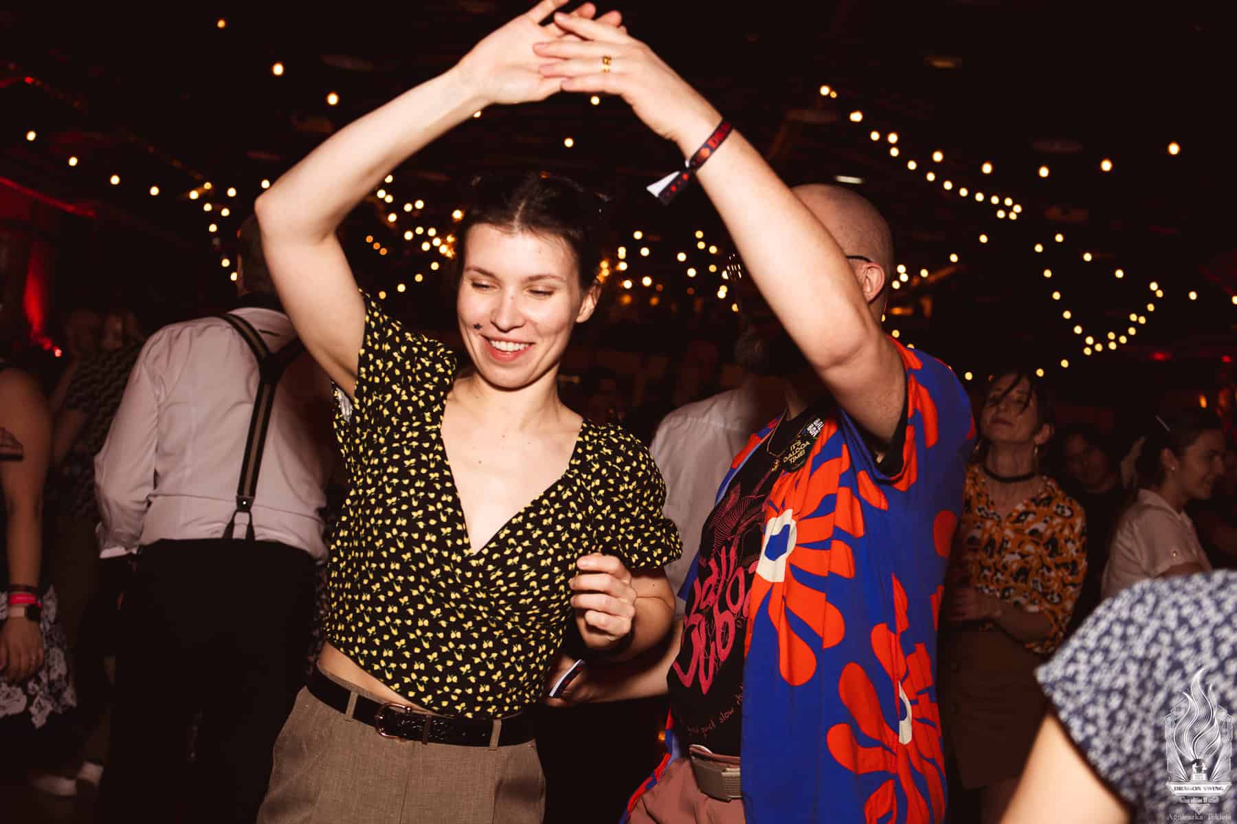 Para tańcząca swing na imprezie KMiTa Swing w klimatycznym otoczeniu.
