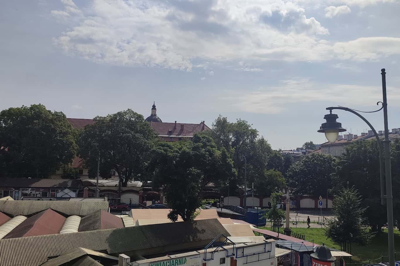 Widok na miasto z KMiTa Swing, z drzewami i budynkami w tle.